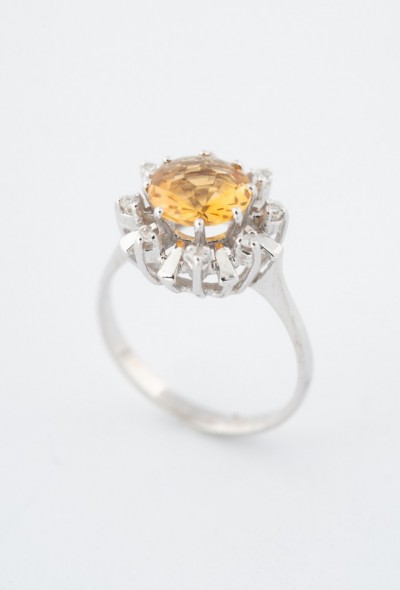 Wit gouden entourage ring met citrien en diamanten