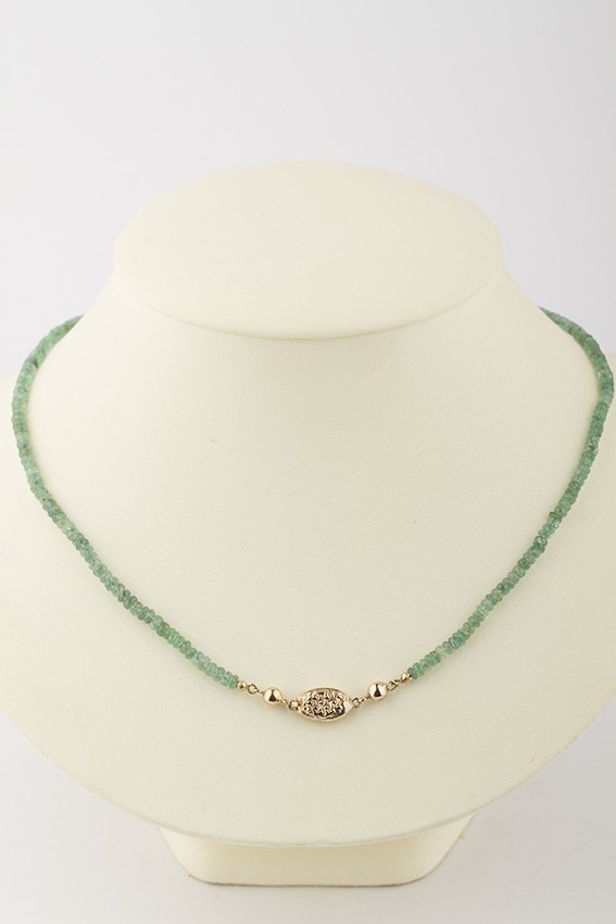 Smaragd collier aan gouden sluiting