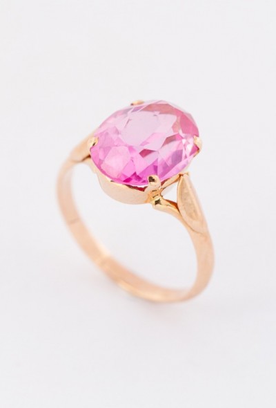 Gouden ring met synth. roze saffier