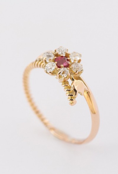 Oude entourage ring met robijn en 6 oud geslepen briljanten (bwg)