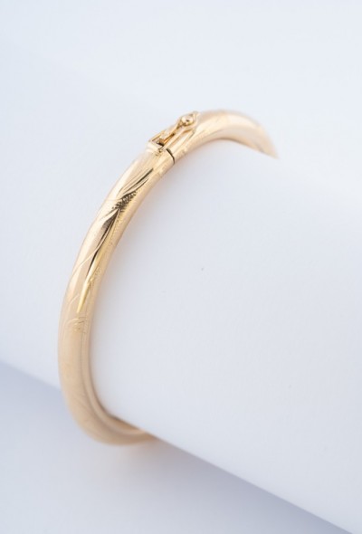Gouden gegraveerde bangle met scharnier sluiting
