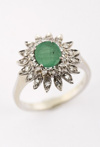 Wit gouden entourage ring met smaragd en briljant