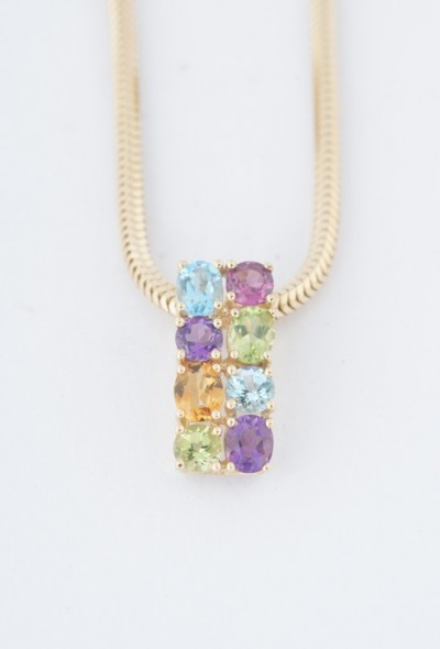 Gouden hanger met diverse edelstenen aan gouden slangen collier