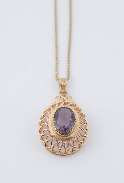 Gouden hanger met amethyst aan gouden collier