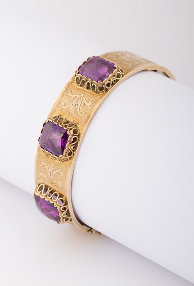 Bewerkte armband met synth. Korund/alexandriet