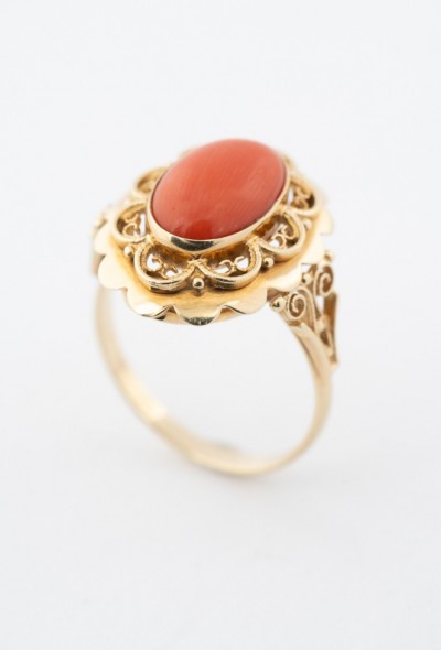 Gouden ring met bloedkoraal