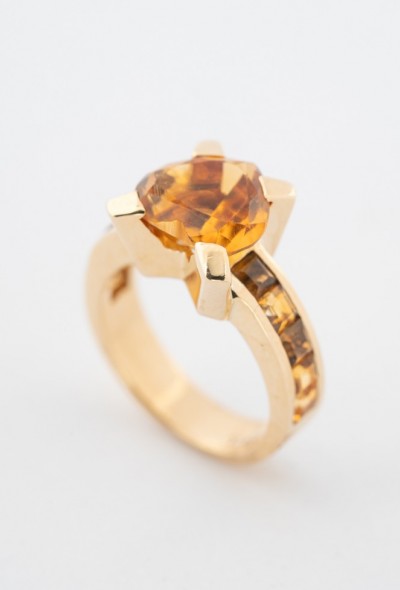 Gouden ring met citrienen waarvan in het midden een hart geslepen citrien