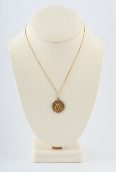 Antieke gouden Maria met kind hanger met parels aan gouden gourmet collier