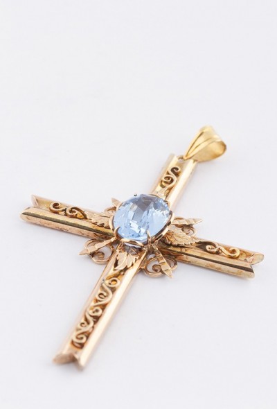Oud gouden kruis met een synthetische spinel