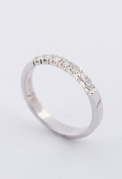 Wit gouden rij ring met 7 briljanten. Totaal ca. 0.21 ct.