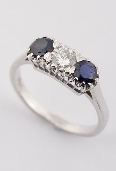 Wit gouden rij ring met briljant en saffieren