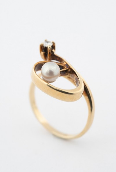 Gouden ring met een cultivé parel en een briljant