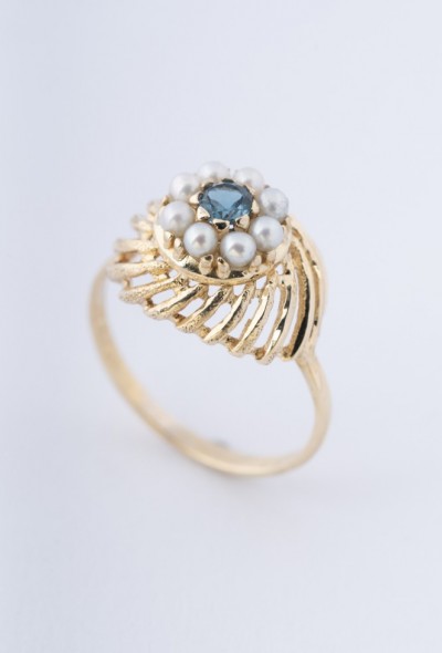 Gouden entourage ring met blauwe topaas en parels