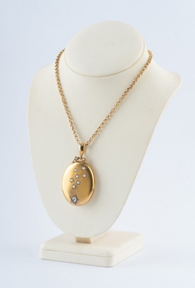 Gouden medaillon met diamant en parels aan gouden jasseron collier
