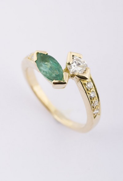 Slag ring met smaragd en briljant