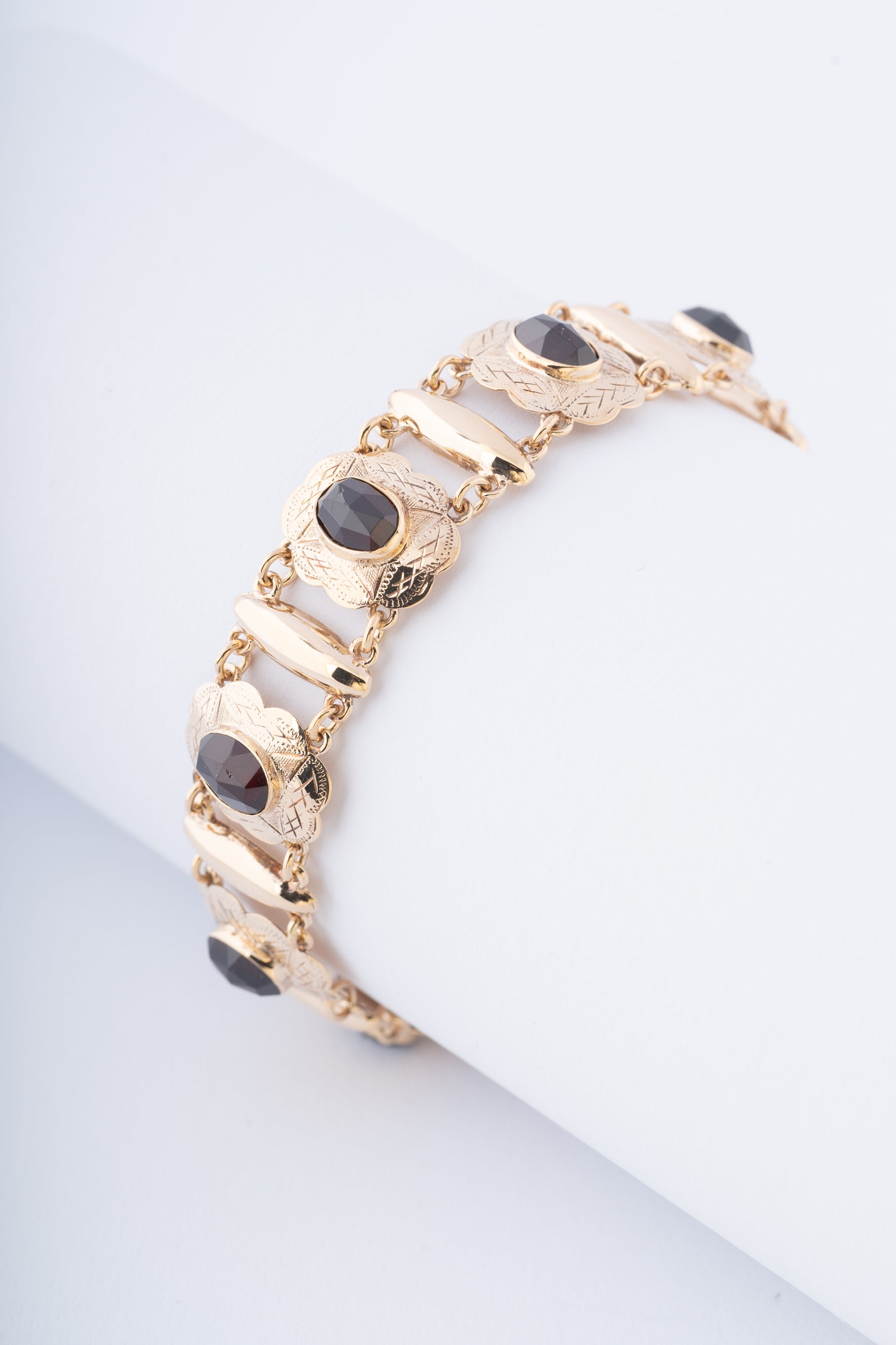 Gouden schakel armband met granaten