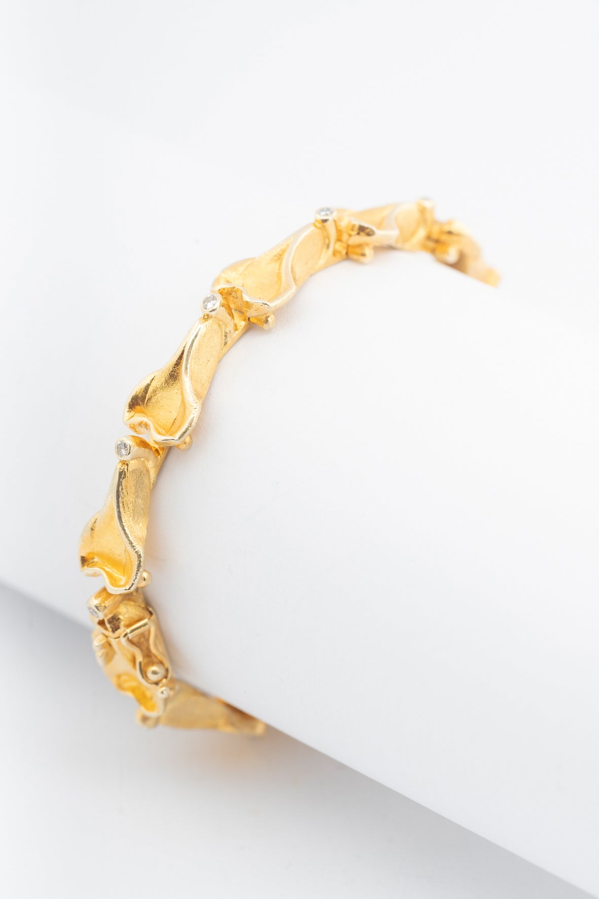 Yellow gold link bracelet with brilliant-cut diamonds, Scandinavian design