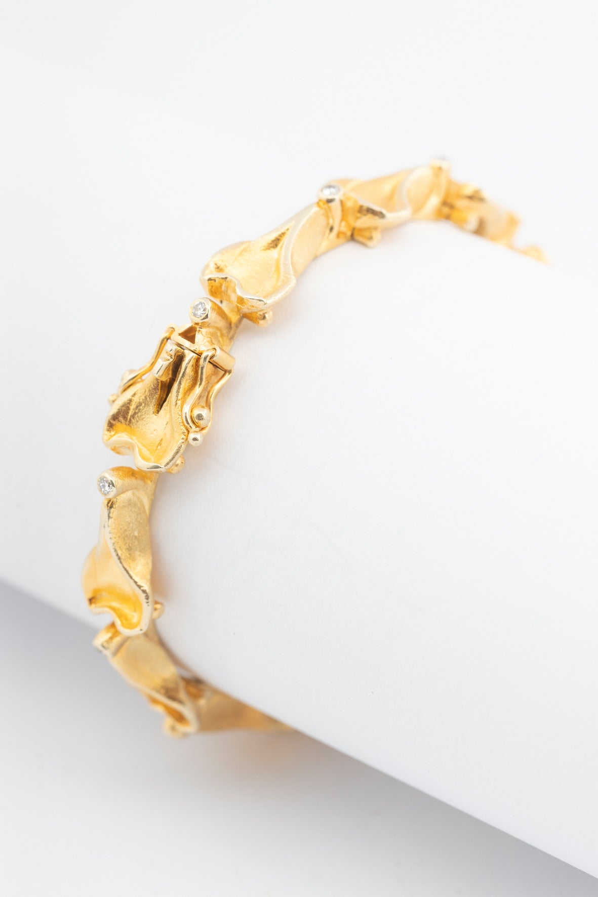 Yellow gold link bracelet with brilliant-cut diamonds, Scandinavian design