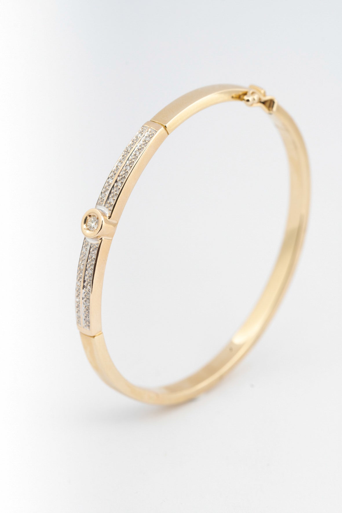 Geel gouden bangle met briljanten