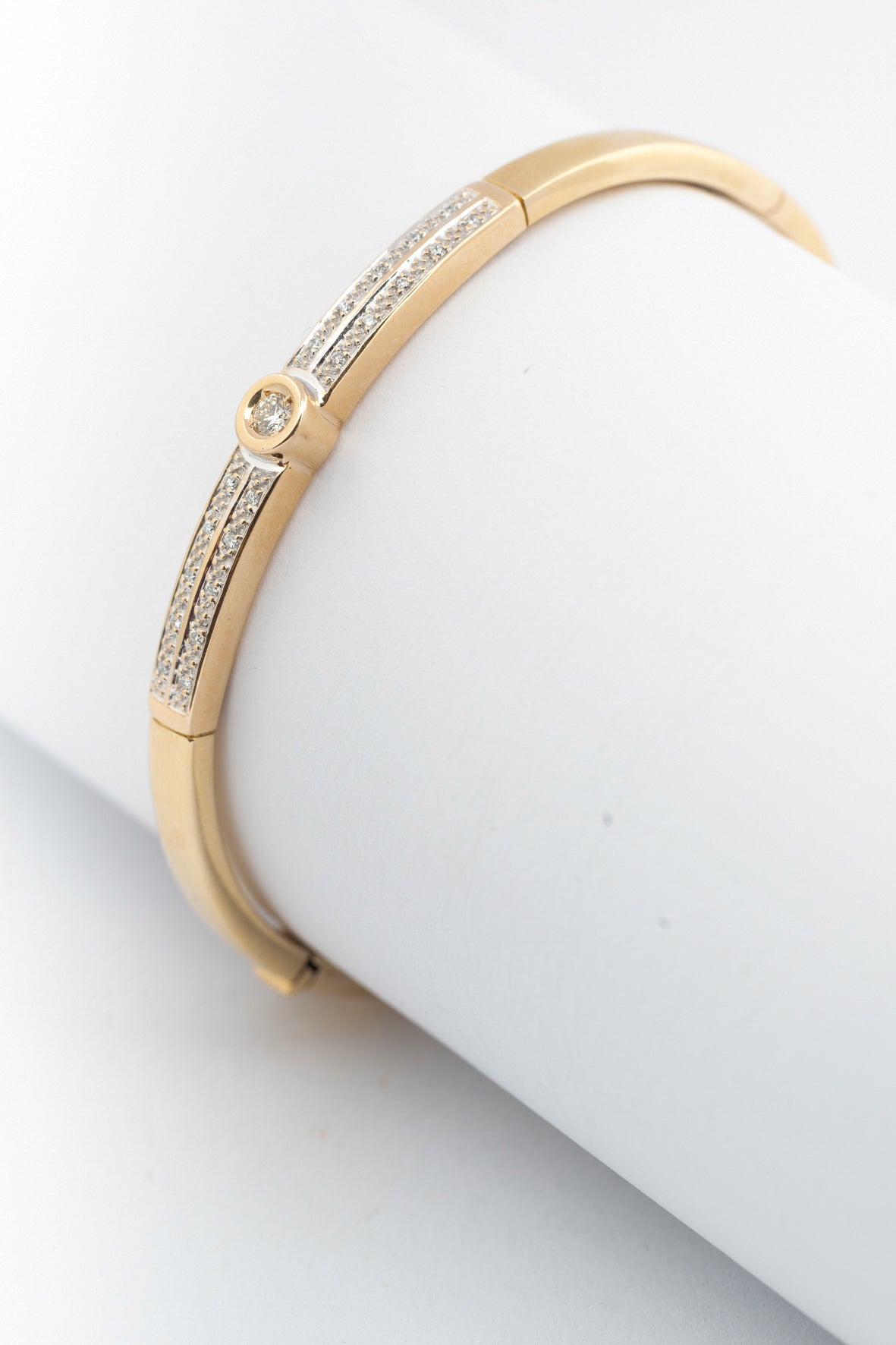 Geel gouden bangle met briljanten