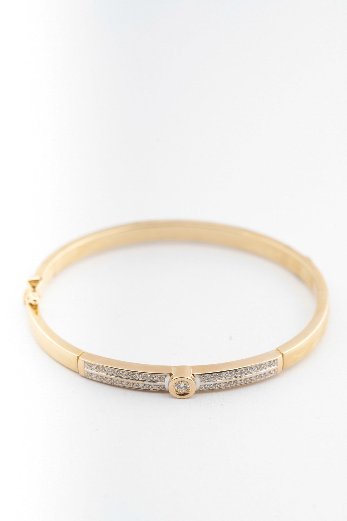 Geel gouden bangle met briljanten