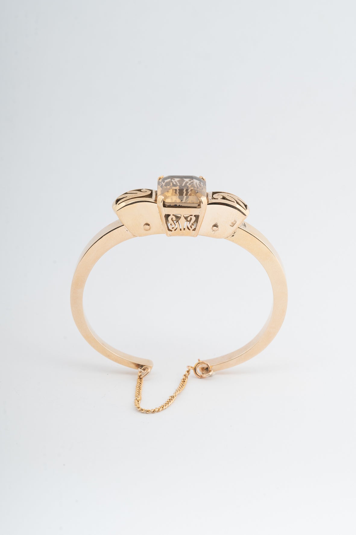 Geel gouden klem armband met veiligheidsketting en rook kwarts (Bwg)