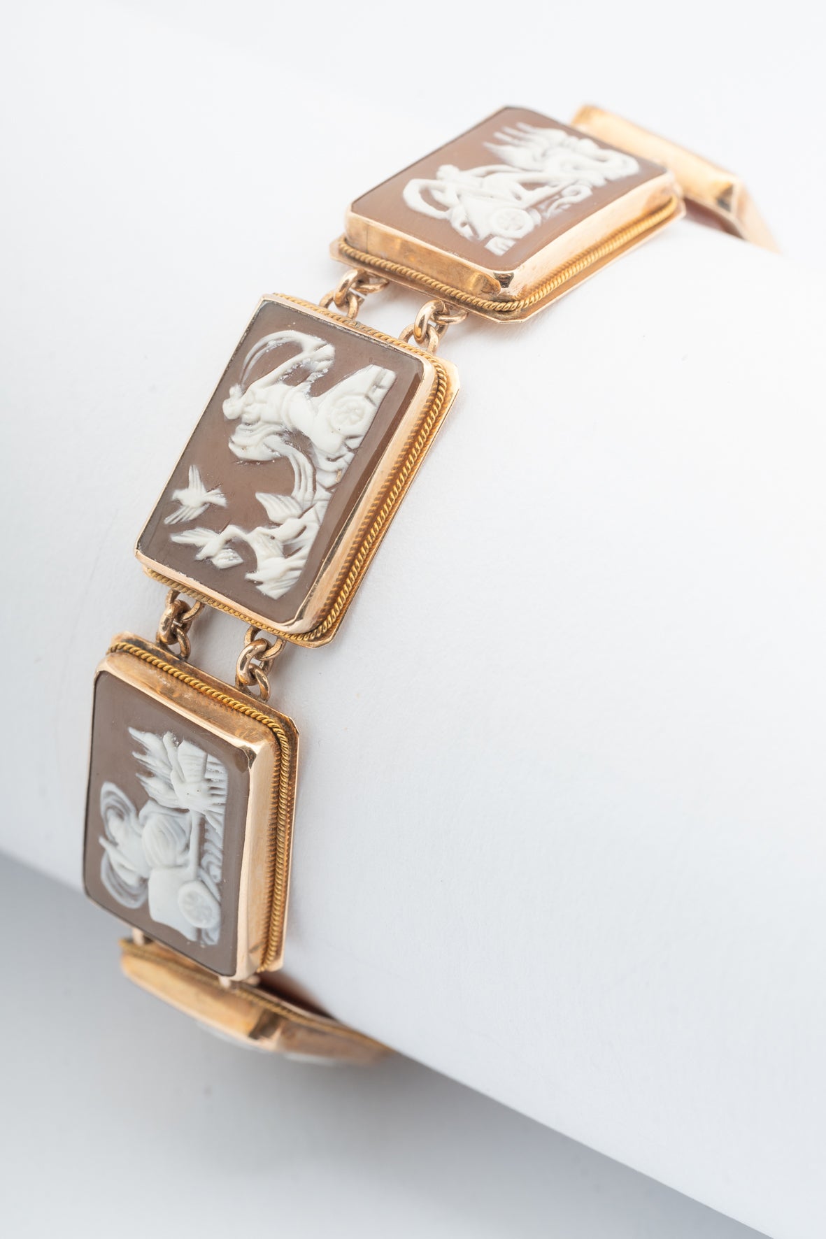 Antieke geel gouden schakel armband met mythologische voorstelling (Bwg)