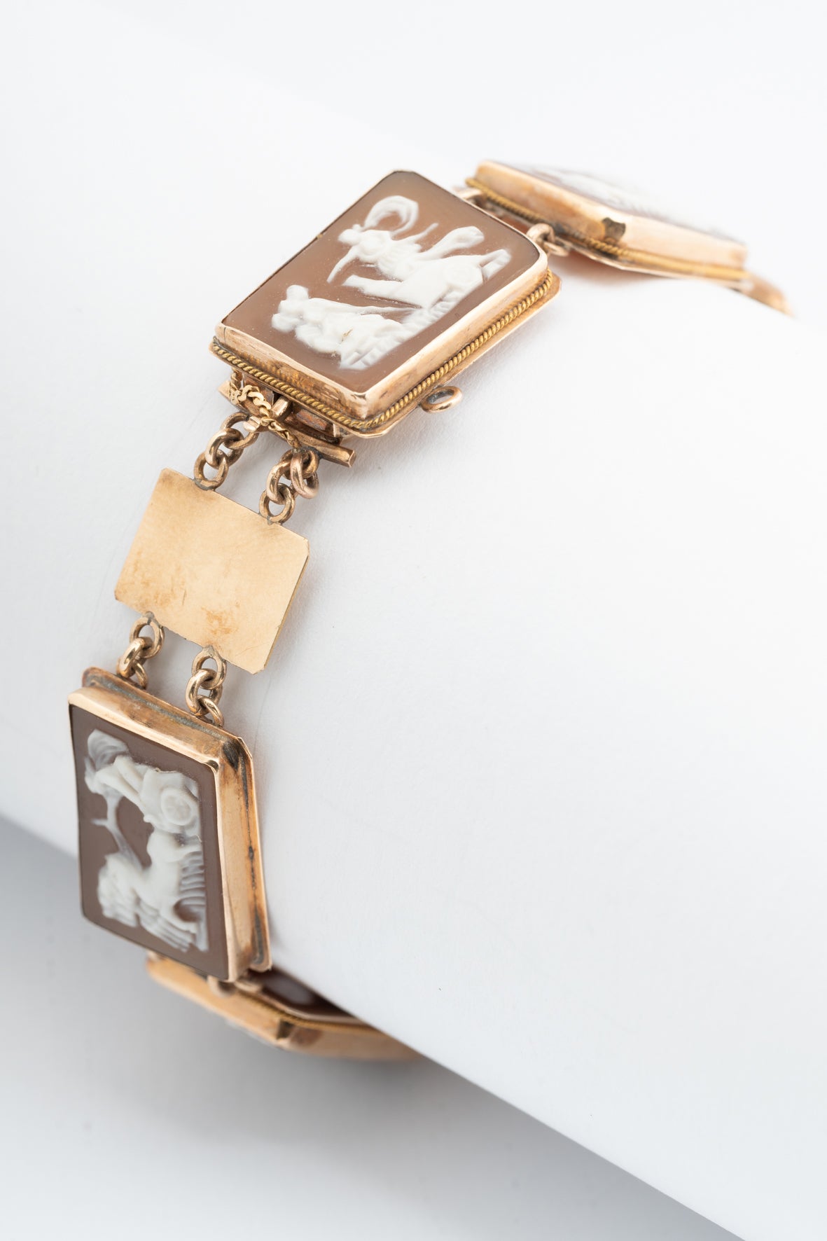 Antieke geel gouden schakel armband met mythologische voorstelling (Bwg)