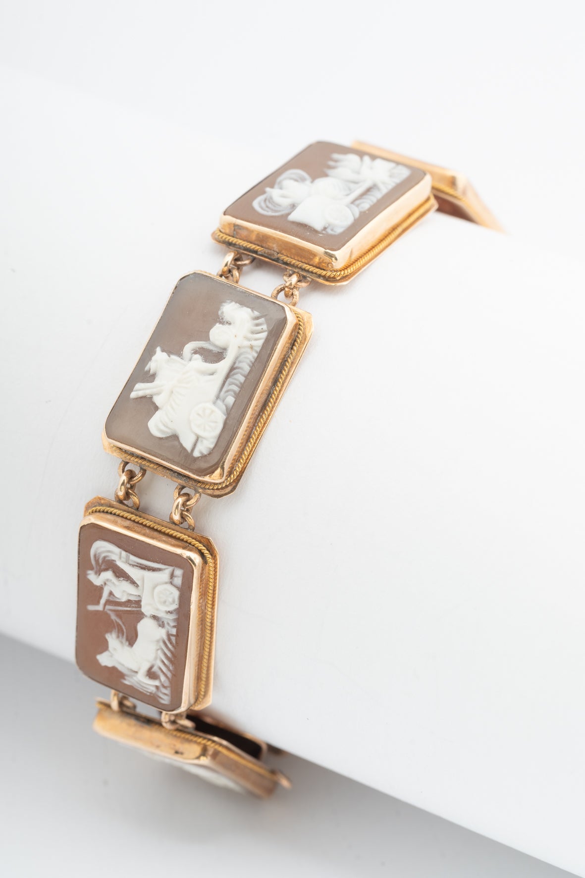 Antique yellow gold link bracelet with mythological scene (Bwg)