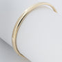 Geel gouden bangle met scharnier sluiting.