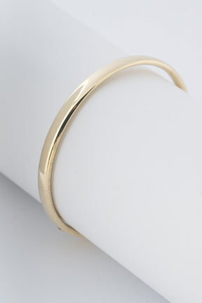 Geel gouden bangle met scharnier sluiting.