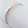 Geel gouden bangle met scharnier sluiting.