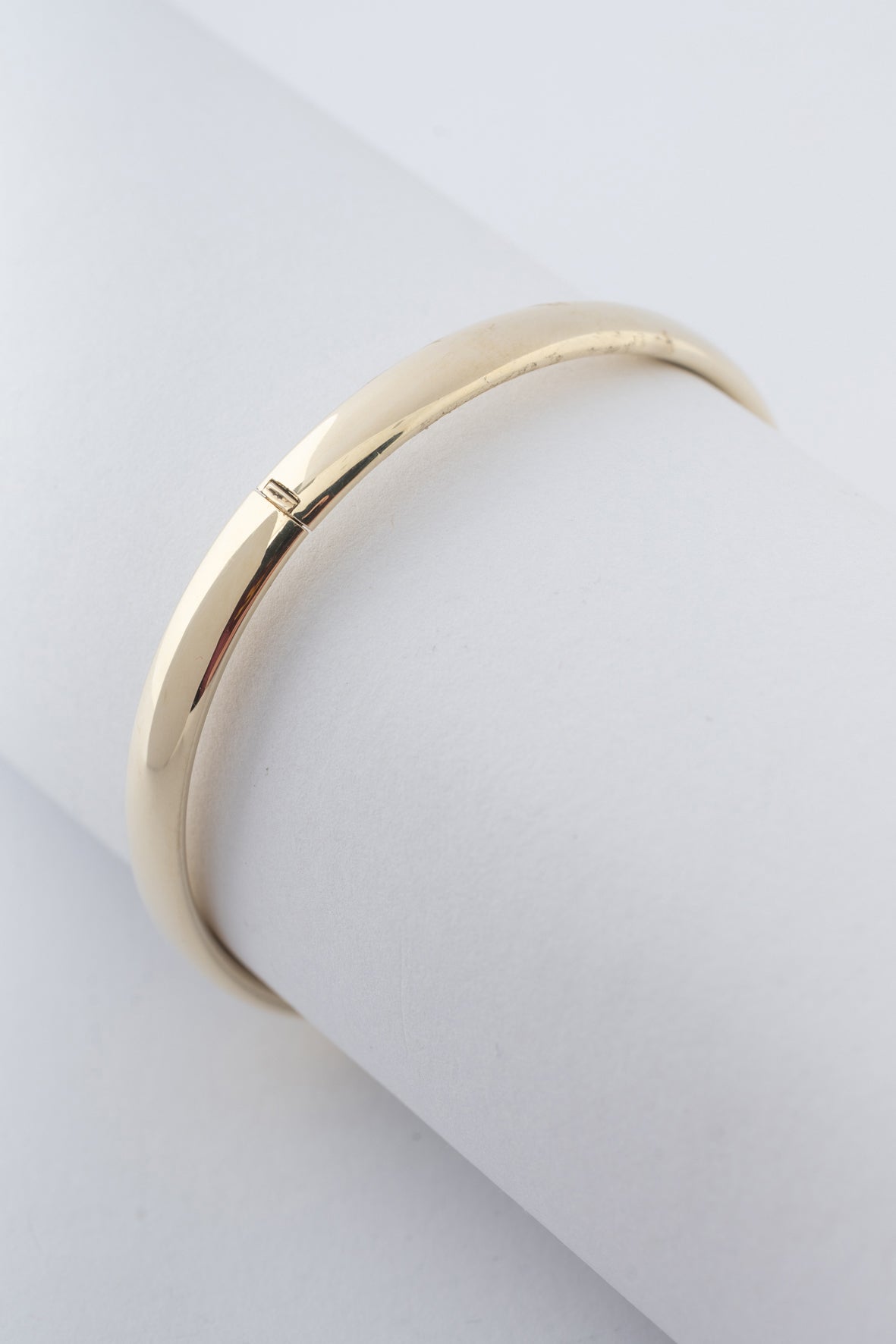 Geel gouden bangle met scharnier sluiting.