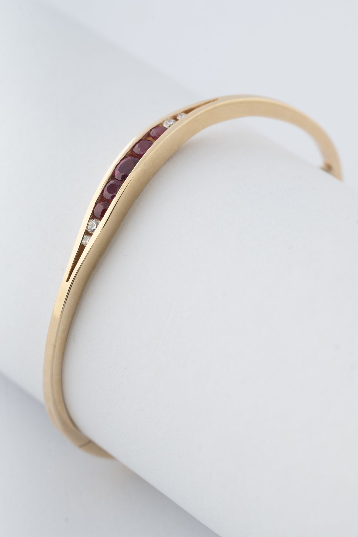 Geel gouden bangle met robijnen en briljanten