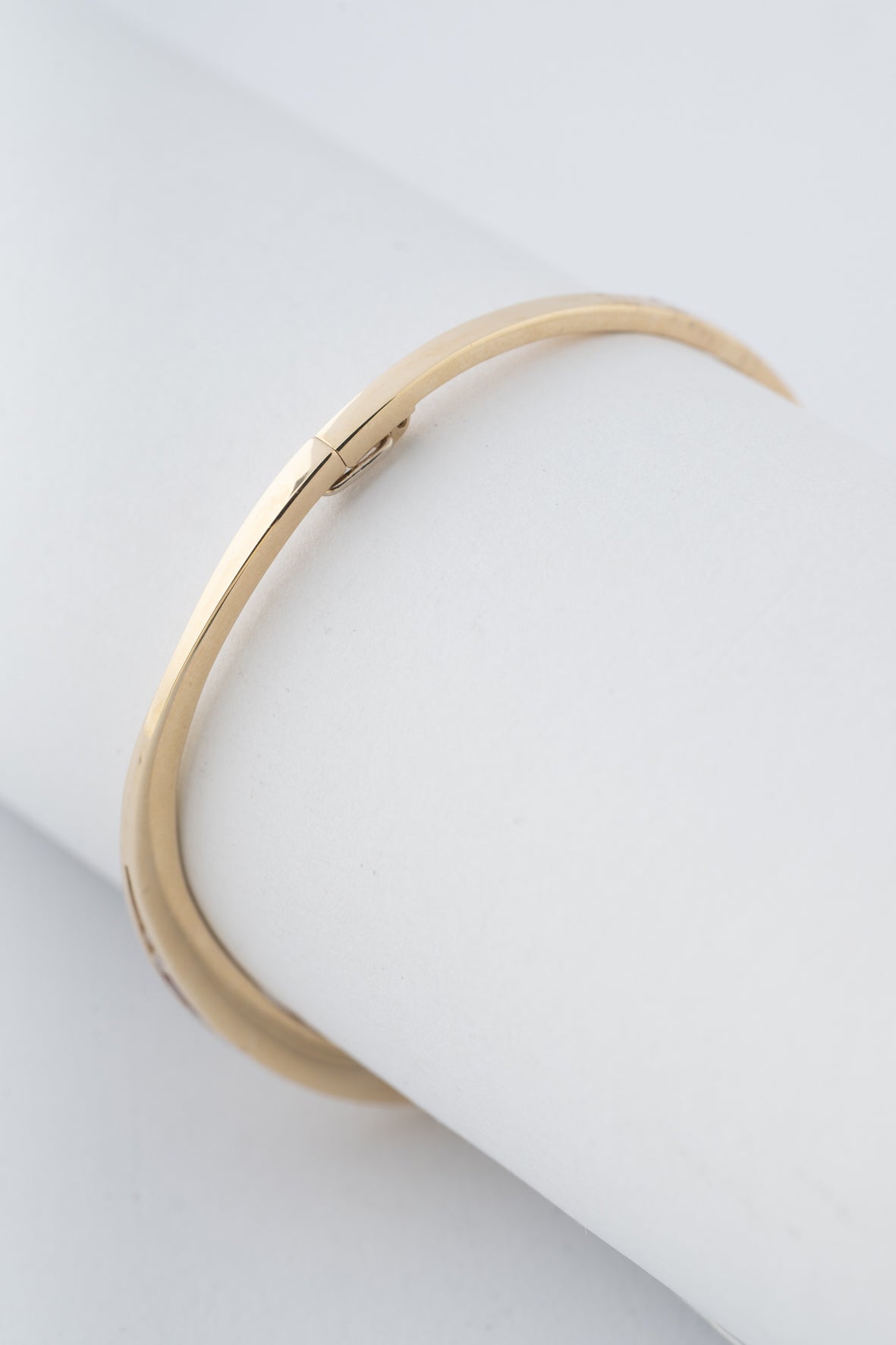 Geel gouden bangle met robijnen en briljanten