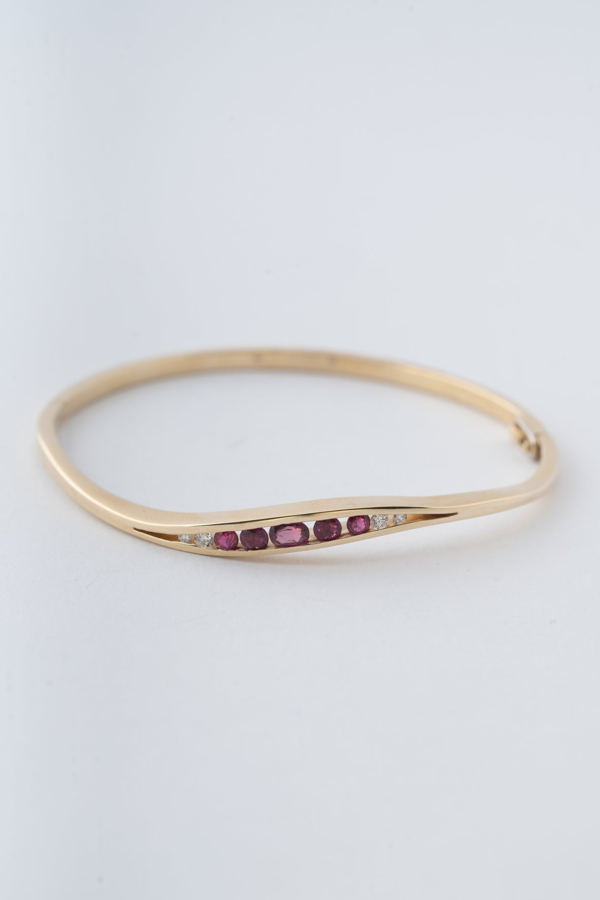 Geel gouden bangle met robijnen en briljanten