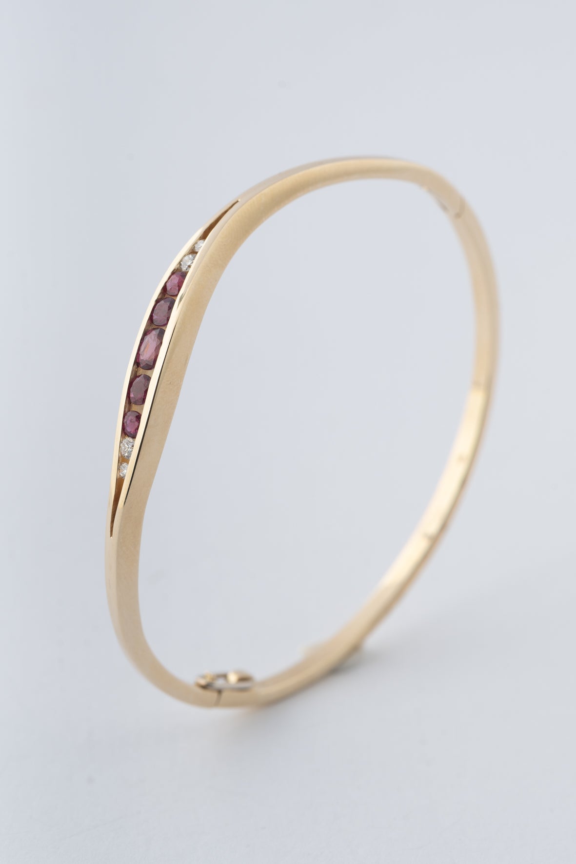 Geel gouden bangle met robijnen en briljanten