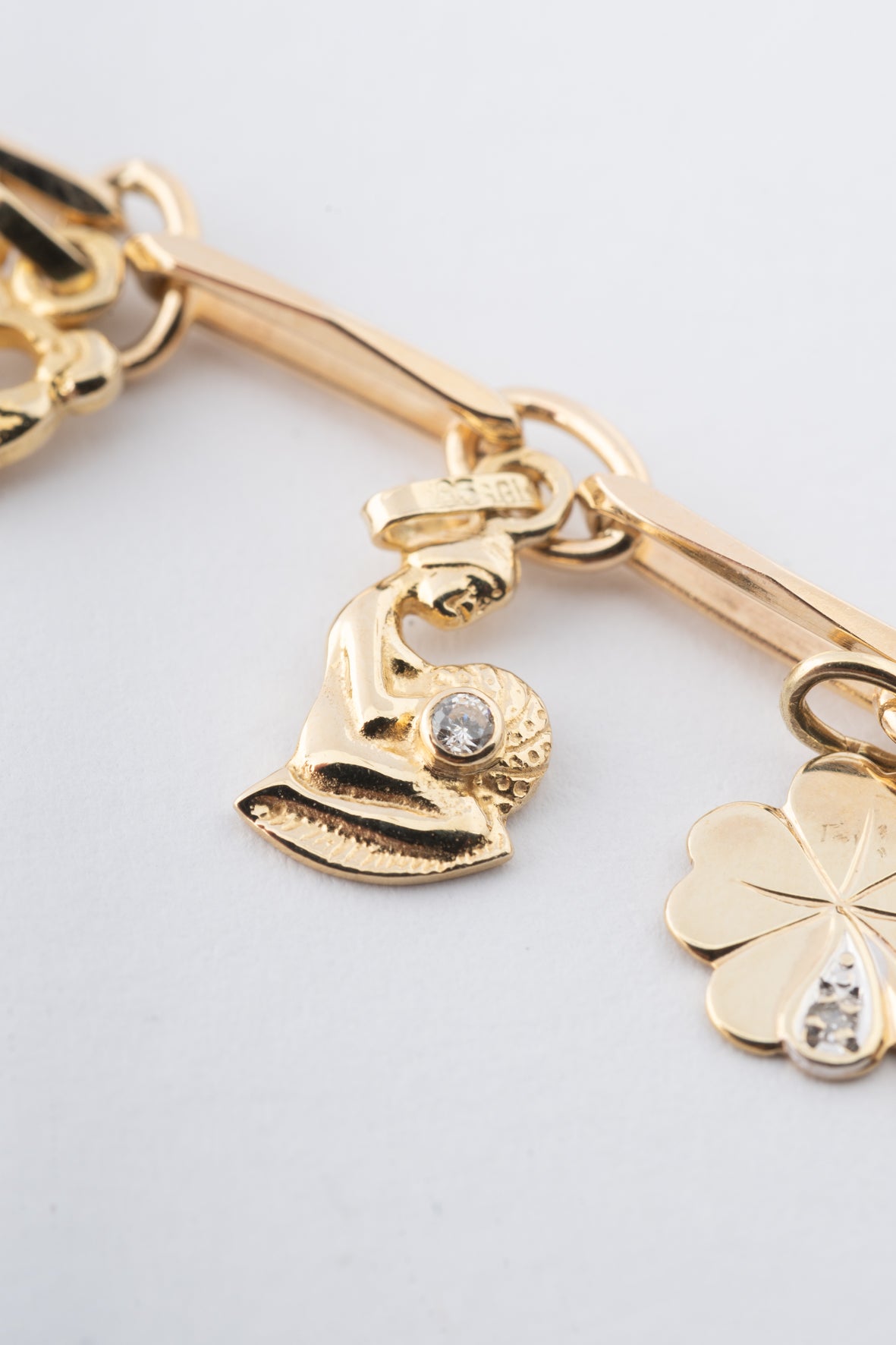 Geel gouden bedel armband