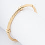 Geel gouden bewerkte bangle