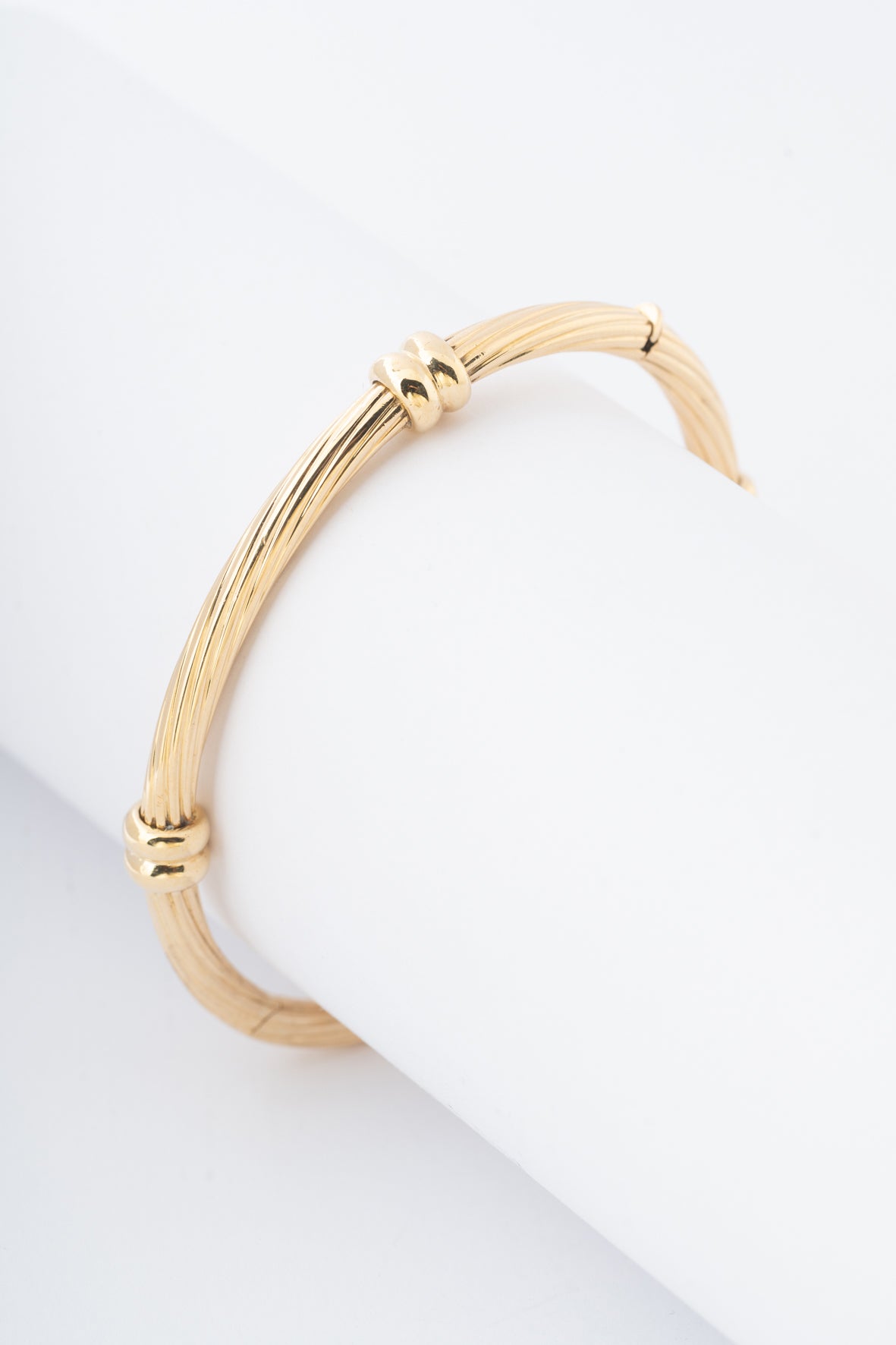 Geel gouden bewerkte bangle