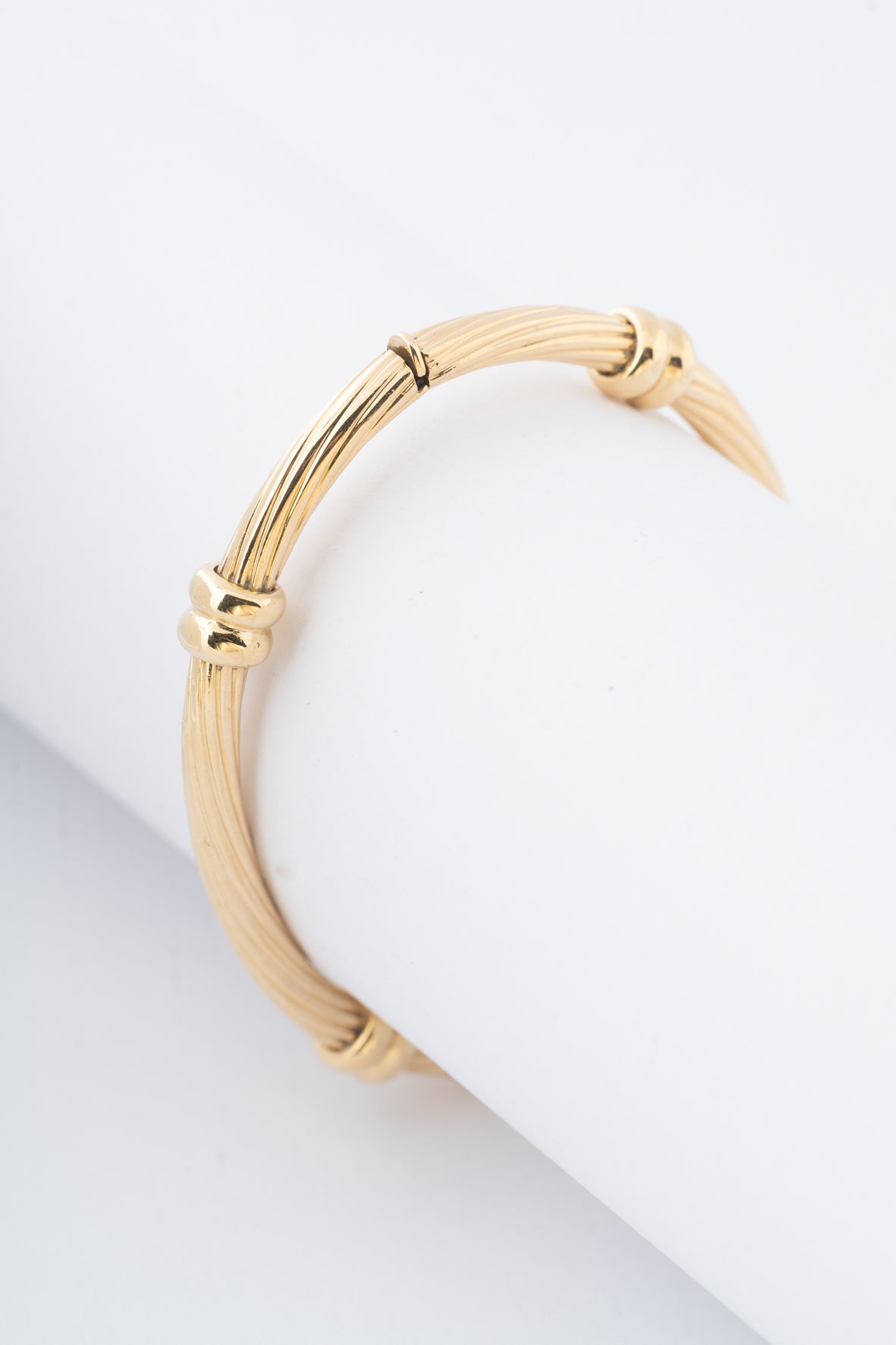 Geel gouden bewerkte bangle