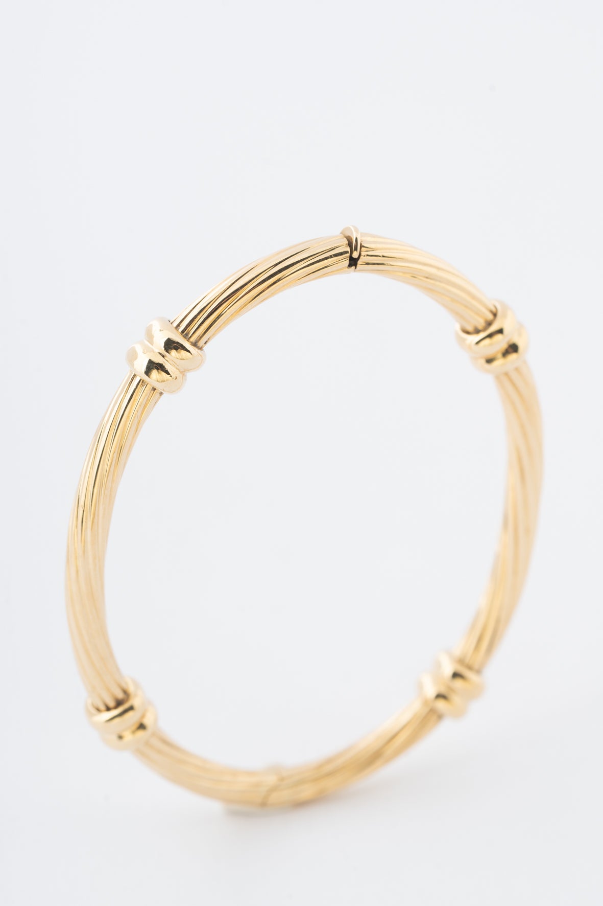 Geel gouden bewerkte bangle
