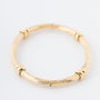 Geel gouden bewerkte bangle