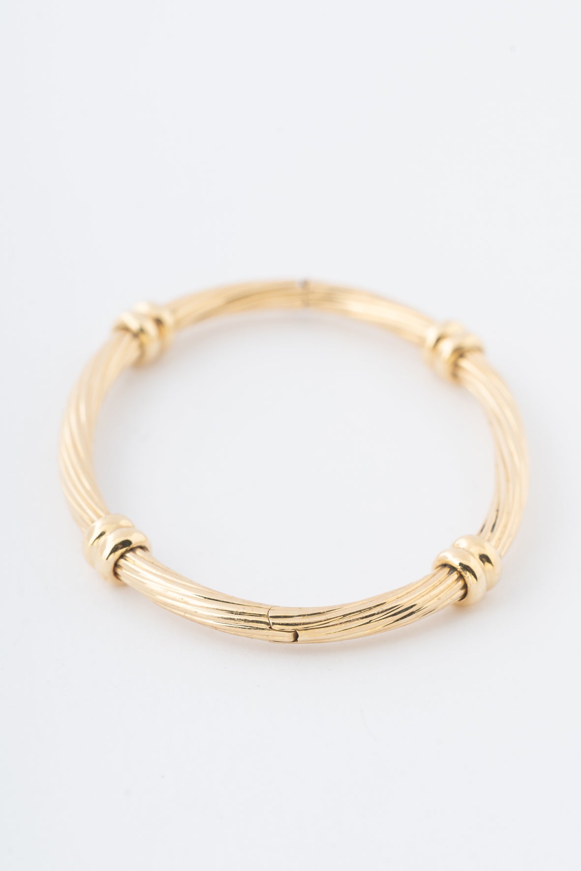 Geel gouden bewerkte bangle