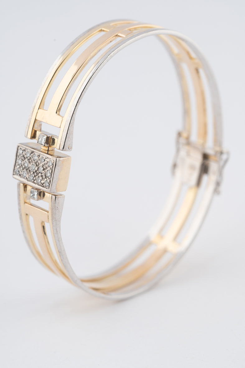 Wit/geelgouden spangen bangle met briljanten en scharniersluiting