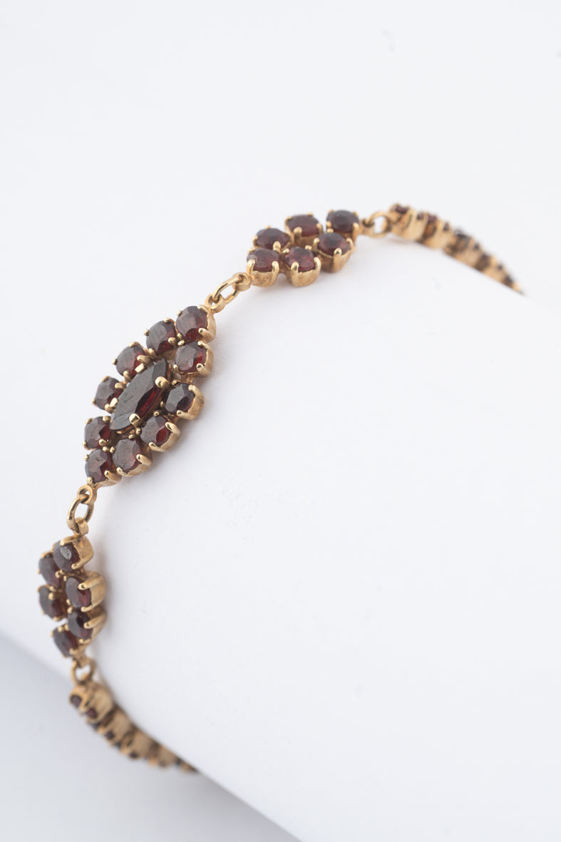 Geelgouden schakelarmband met granaten