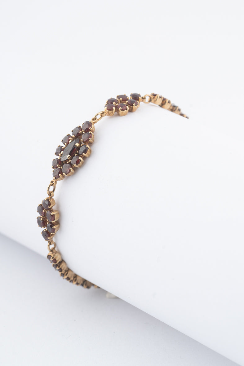 Geelgouden schakelarmband met granaten