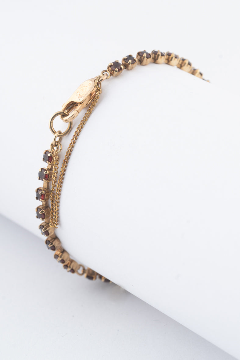 Geelgouden schakelarmband met granaten