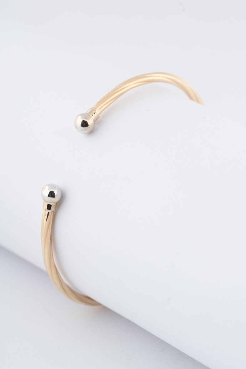 Geelgouden klem bangle met veer