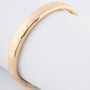 Geelgouden gegraveerde bangle met scharniersluiting